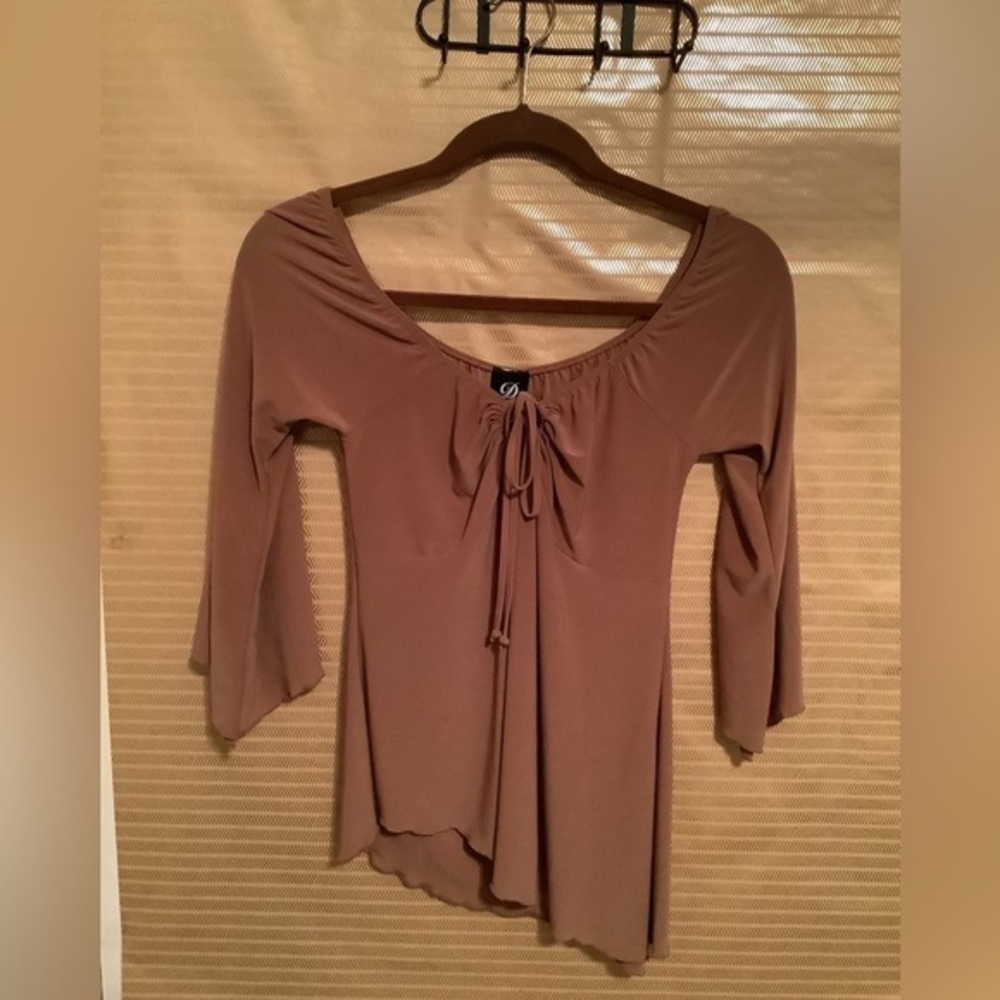 DYNAMITE ~ BROWN FLIRTY BLOUSE~SOFT~SMALL